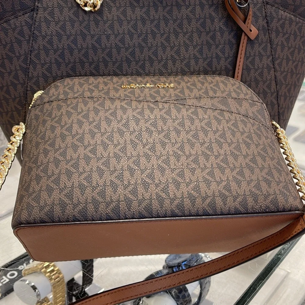 MICHAEL KORS
Jet Set Travel Medium Logo Dome Crossbody Bag
NWT - Picture 8 of 16